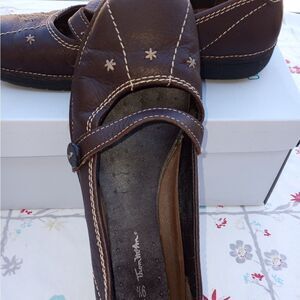 Tom McAn 9 1/2 Brown Closed Toe Leather Women's Shoes